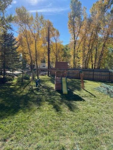 Brown Bear Cabin — 4-Star Luxury Hotel in North Bend, United States