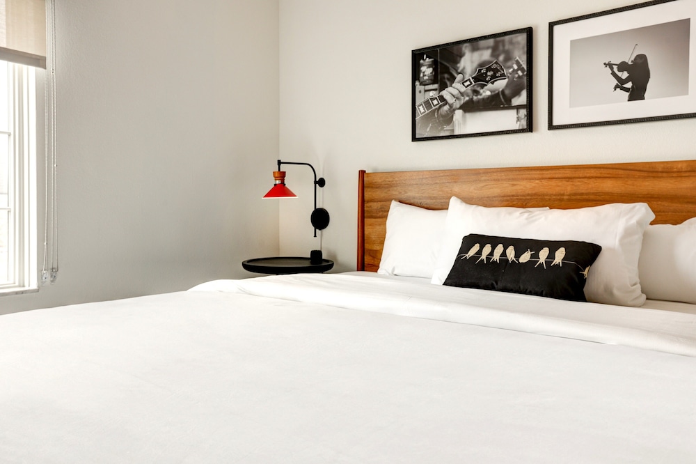 Elwood Hotel & Suites - photo 9