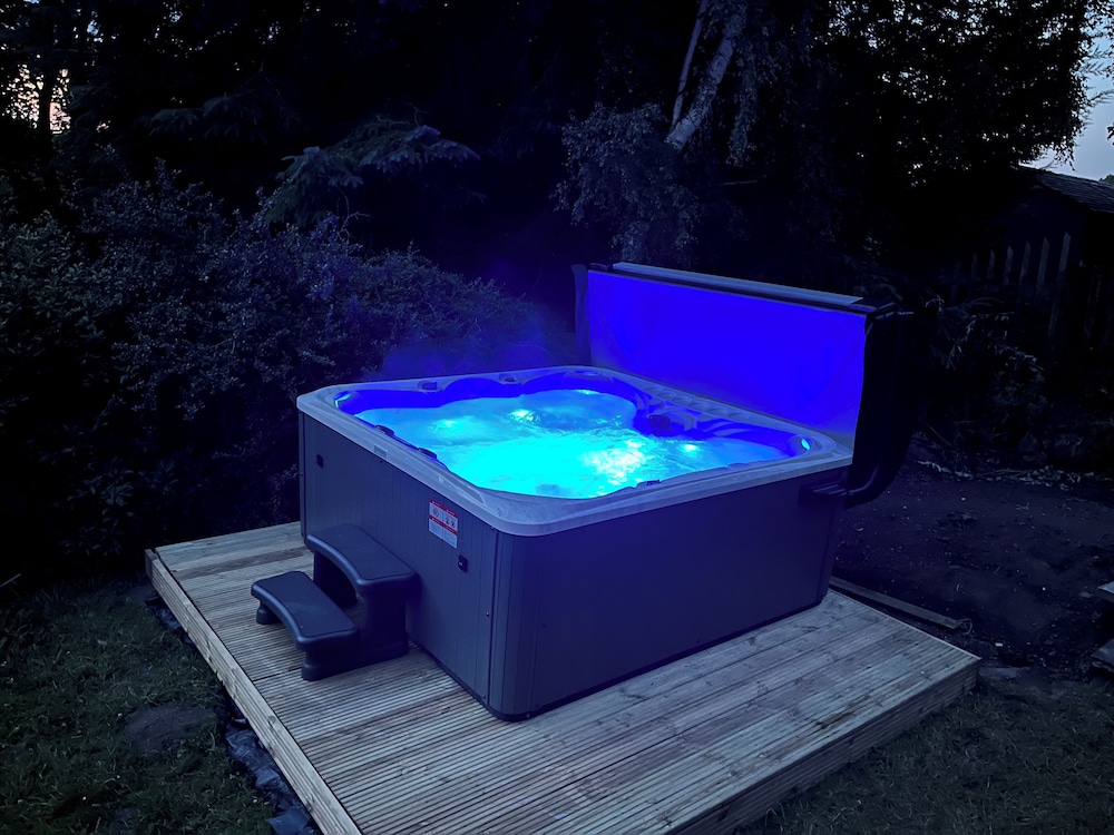 BlaydonBurn Sleeps 6 Parking Garden HotTub — 4-Star Luxury Hotel in Blaydon-On-Tyne, United Kingdom