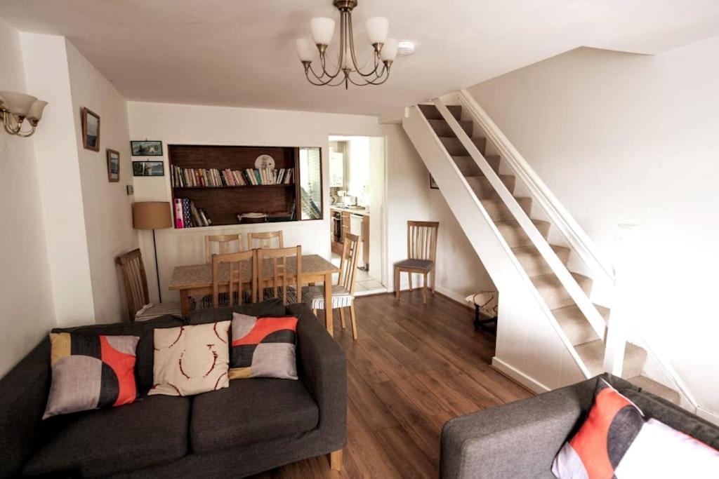 Welsh holiday home sleeps 5 close to beaches & mountains — 4-Star Luxury Hotel in Caernarfon, United Kingdom
