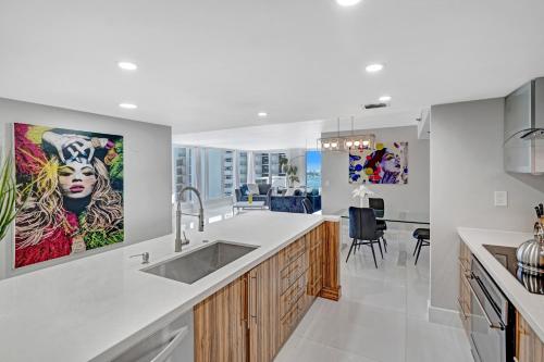 The Queen B Water & Skyline Views Renovated — 4-Star Luxury Hotel in Miami, United States