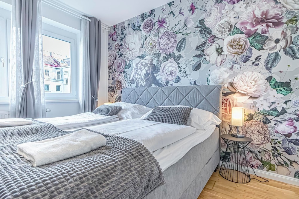 9 Min to Center Modern 1BR & 1LR Apt with Balcony & Smart TV — 4-Star Luxury Hotel in Vienna, Austria