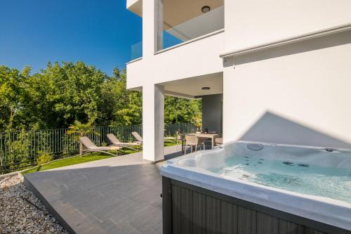 Apartment Manuela — 4-Star Luxury Hotel in Njivice, Croatia