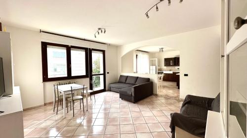 K03 Castelfidardo ampio quadrilocale comodo ai servizi — 4-Star Luxury Hotel in Castelfidardo, Italy