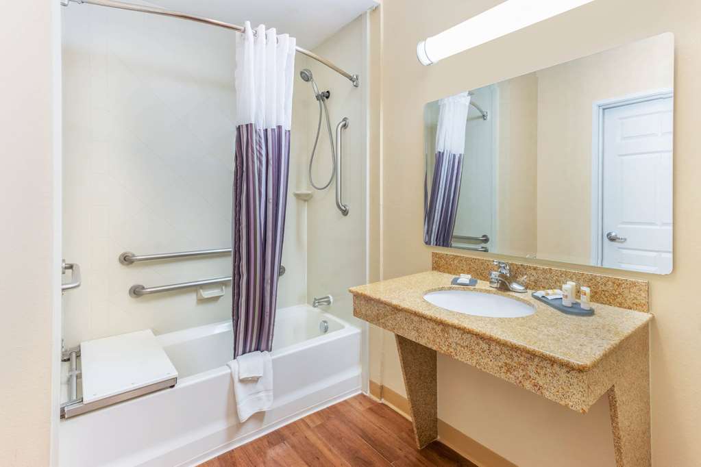 La Quinta Inn & Suites by Wyndham Hobbs - photo 18