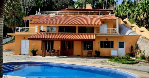 Linda Chácara pé na água na represa de Igaratá in Jacarei, Brasil