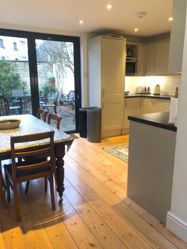 Lauras Townhouse Apartments Thomas Street Townhouse — 4-Star Luxury Hotel in Bath, United Kingdom