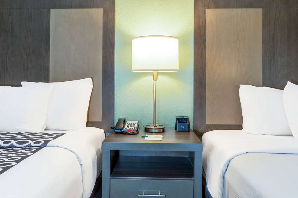 La Quinta Inn and Suites by Wyndham Jonesboro - photo 24