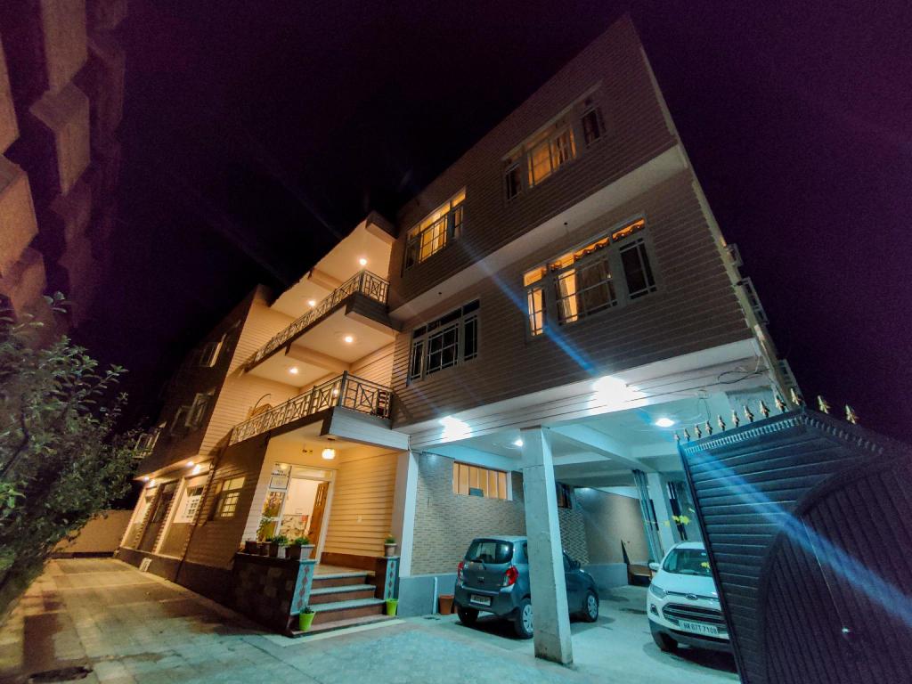 Click Sunburry Hotel Srinagar in Srinagar, India