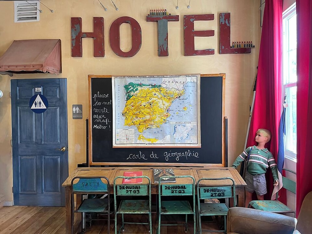 Metro Hotel and Cafe - photo 88