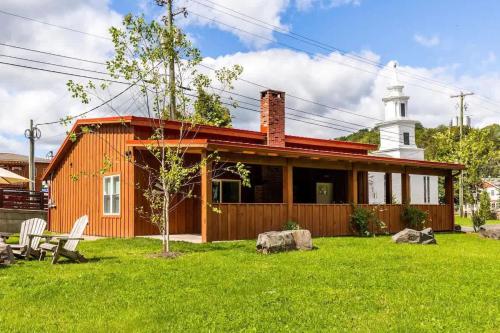 Mountain Cabin with Scenic Views and Hot Tub — 4-Star Luxury Hotel in Windham, United States