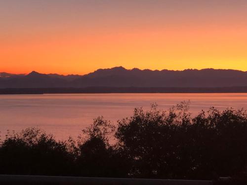 1 Bedroom Seaview Guesthouse on Seattle Luxury Estate with Views of Olympic Mountains — 4-Star Luxury Hotel in Seattle, United States