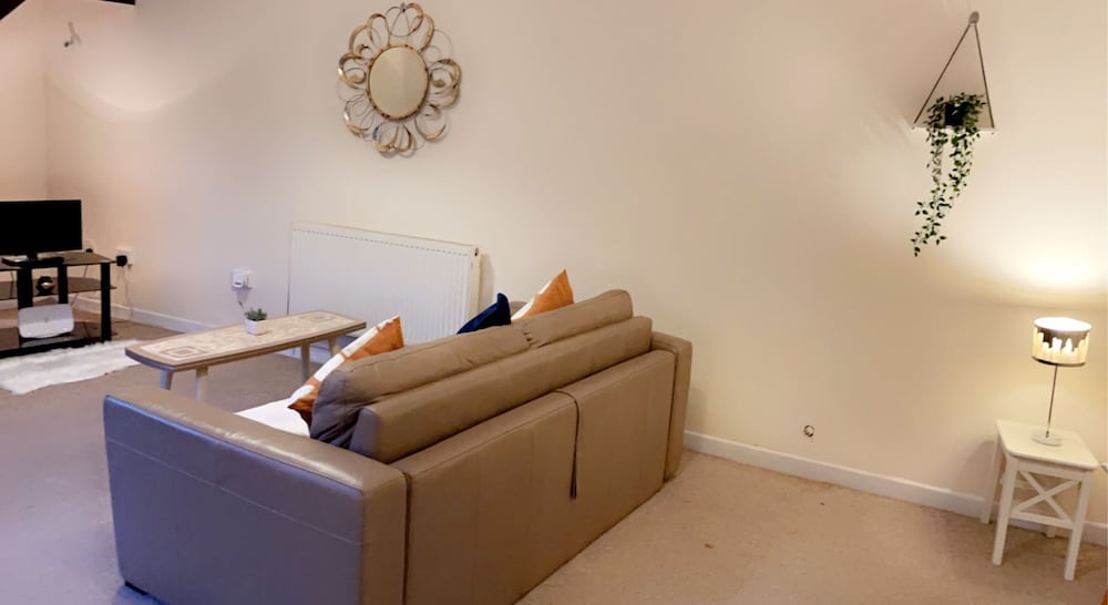 Impeccable 1 Bed Sleeps 2 Free Parking 17464009 — Pontefract