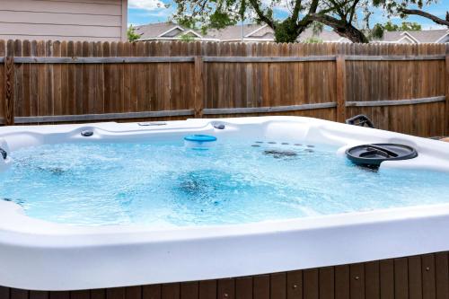 Nr Missions Park Hot Tub Getaway Yard Games BBQ in San Antonio, United States