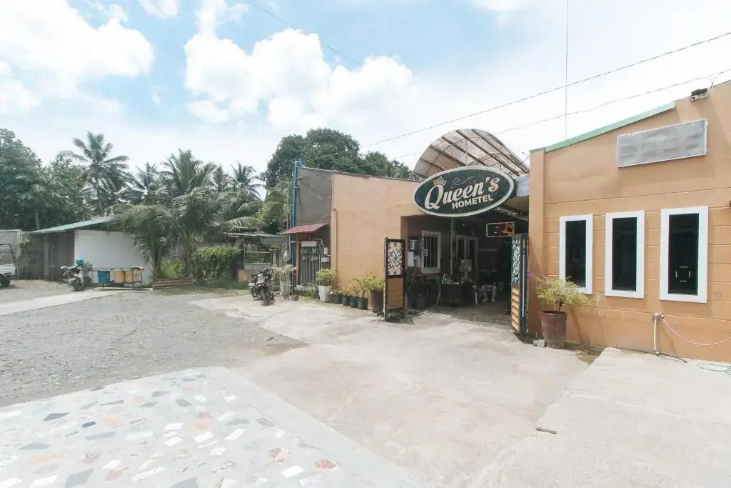 702 Queens Hometel in Magugpo Poblacion, Philippines