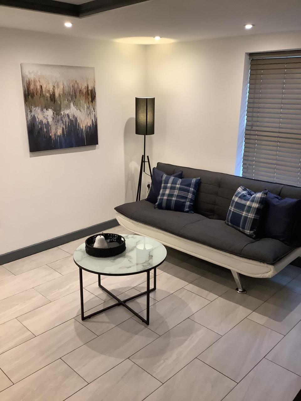 Modern 2 Bed Apartment in Bicester Town Centre — 4-Star Luxury Hotel in Bicester, United Kingdom