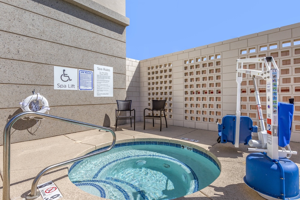 Holiday Inn Express & Suites Phoenix Dwtn State Capitol by IHG - photo 28