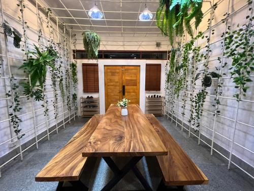 4 Bedroom House with Beautiful Rooftop near BTS Ekkamai — 4-Star Luxury Hotel in Bangkok, Thailand