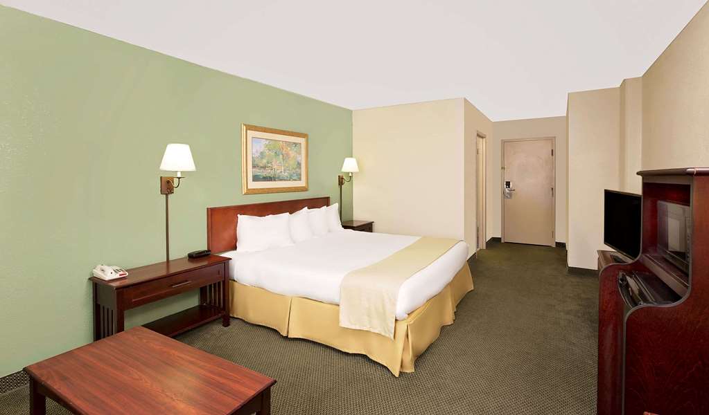 Baymont by Wyndham Keokuk - photo 8