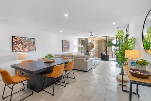 'Tropical Escape' Coastal Daydreams with Rooftop Spa — 4-Star Luxury Hotel in Palm Cove, Australia