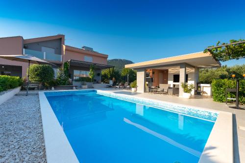 Villa Toni with 5 bedrooms and heated pool — 4-Star Luxury Hotel in Trogir, Croatia