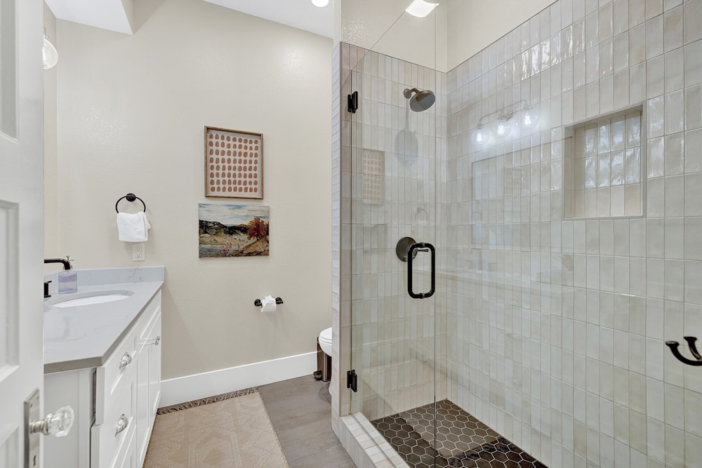 Heart of Fredericksburg With Pool Hot tub&grill - photo 17