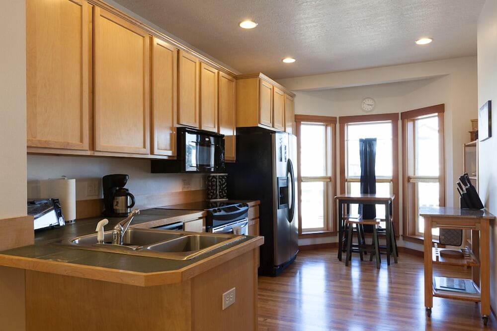 Pet Friendly Venturi with Fireplace and BBQ on the Deck by RedAwning - photo 5