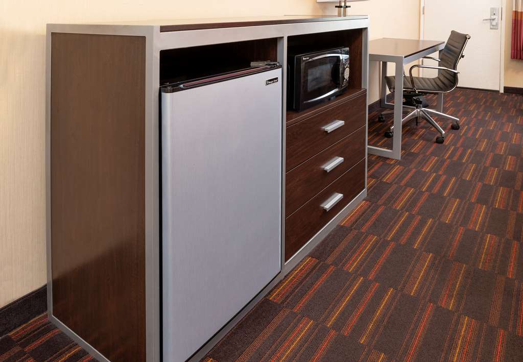 Best Western Plus Raffles Inn & Suites - photo 19
