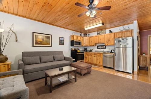 Bugle Pointe B16 by Estes Park Condos — 4-Star Luxury Hotel in Estes Park, United States