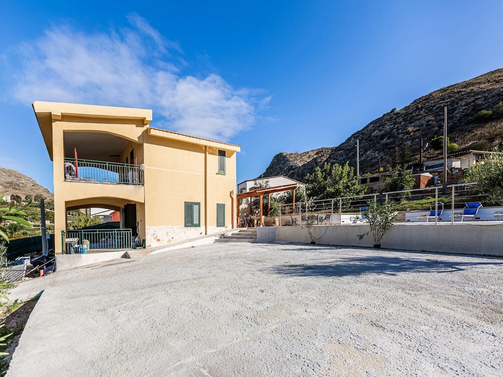 Ravishing Villa in Realmonte with Private Swimming Pool — 4-Star Luxury Hotel in Realmonte, Italy