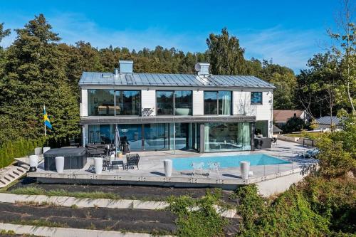 Lyxig villa i Solsidan — 4-Star Luxury Hotel in Stockholm, Sweden