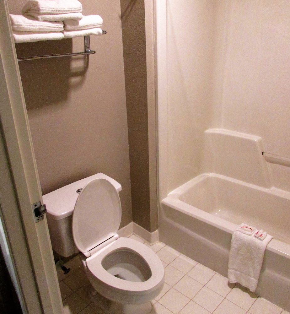 Days Inn & Suites by Wyndham Fort Valley - photo 22