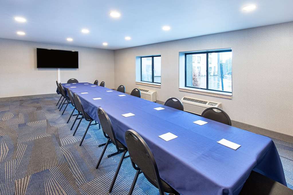 La Quinta Inn & Suites by Wyndham Nashville Airport - photo 25