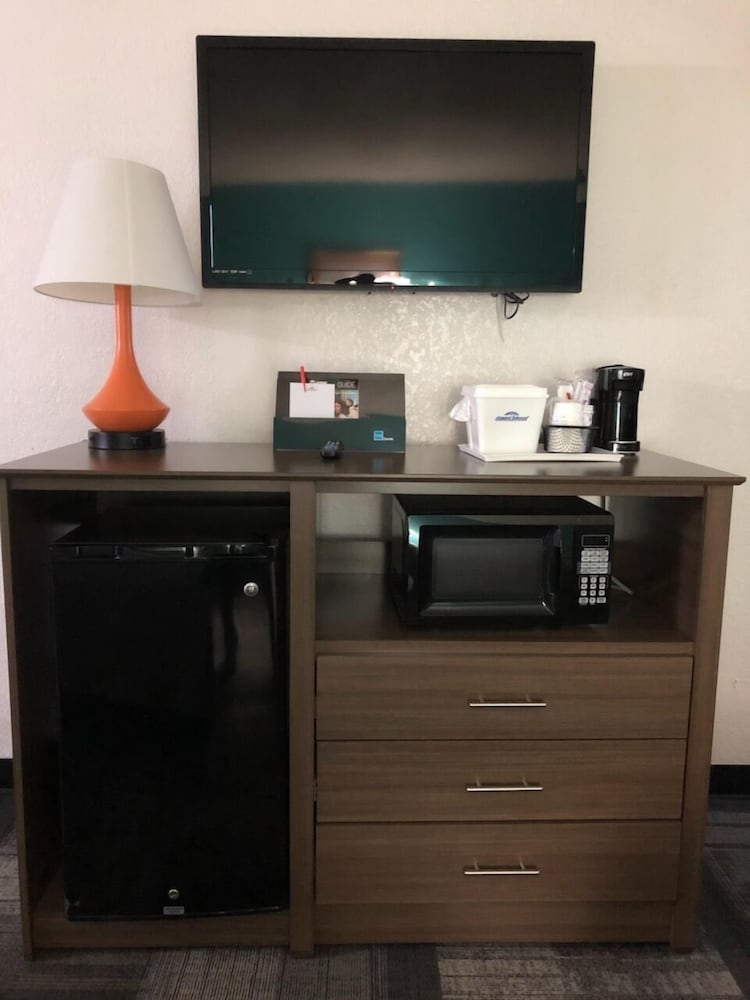 Howard Johnson by Wyndham Winter Haven FL - photo 37