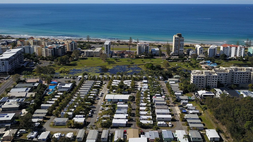 Alex Beach Cabins — 4-Star Luxury Hotel in Alexandra Headland, Australia