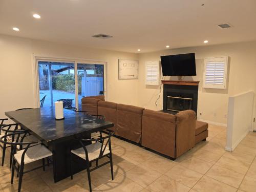 4 Bedroom West Hills Charmer with Pool and Jacuzzi — 4-Star Luxury Hotel in Los Angeles, United States