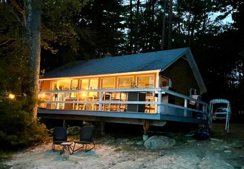 Idyllic Wooded Lakeside Retreat — hotel in Wolfeboro
