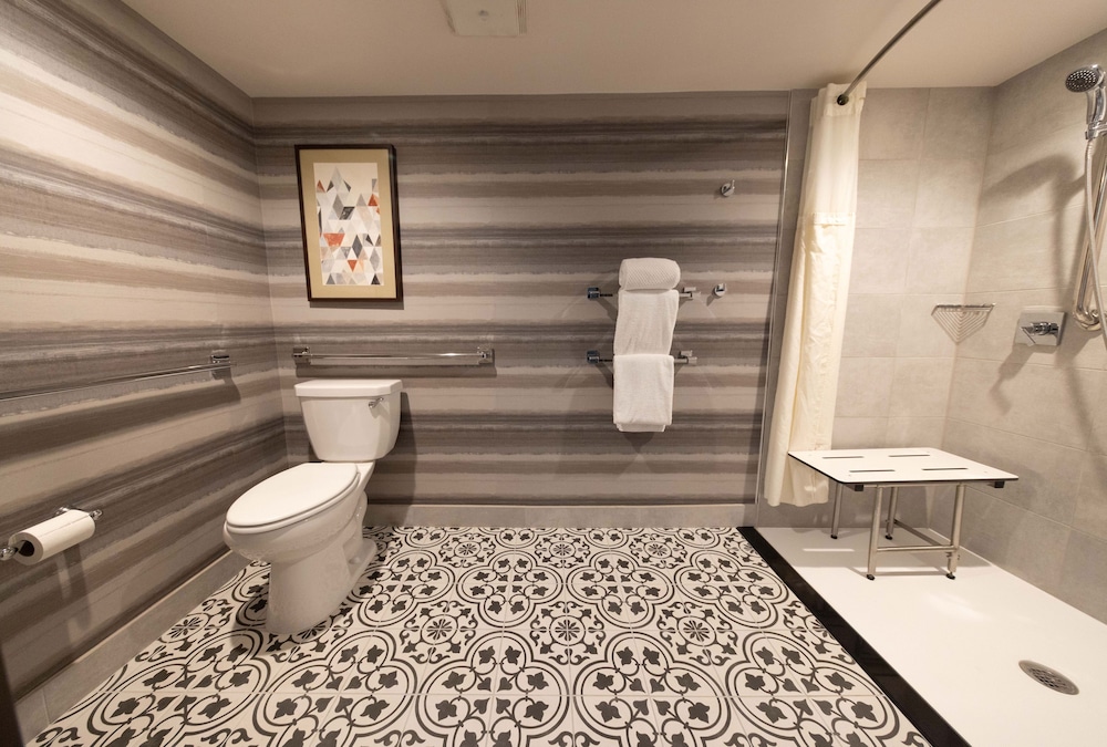 Embassy Suites by Hilton Phoenix Biltmore - photo 30
