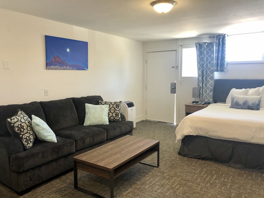 Blue Sage Inn & Suites - photo 13