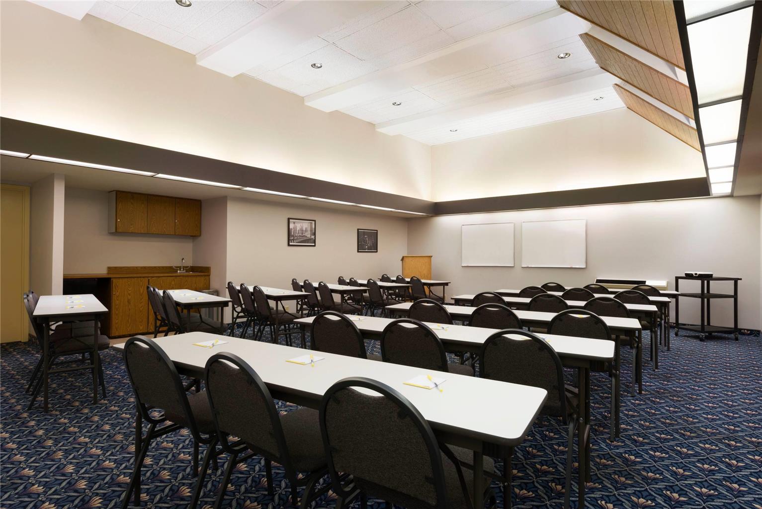 Days Hotel by Wyndham University Ave SE - photo 29