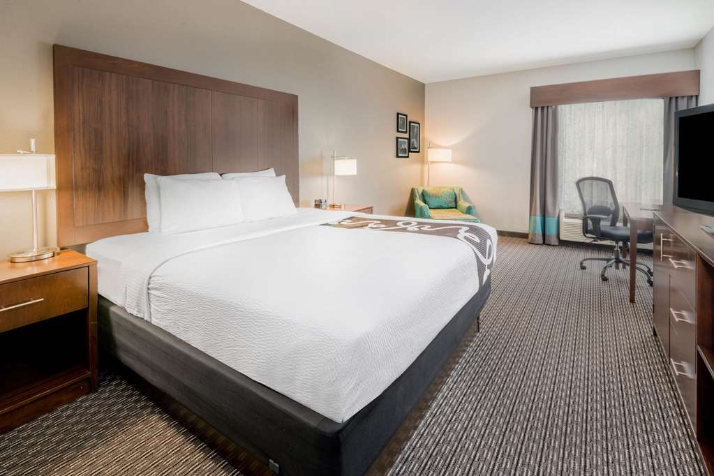 La Quinta Inn & Suites by Wyndham Fort Worth Arlington West - photo 8
