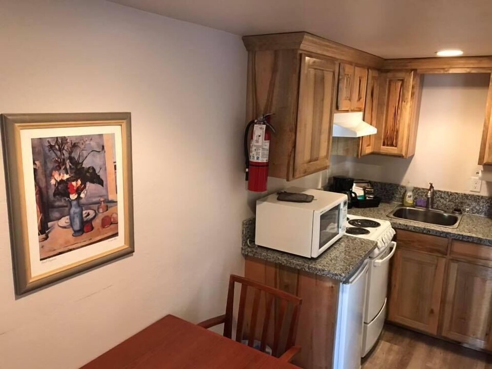 The Manor Motel - photo 45