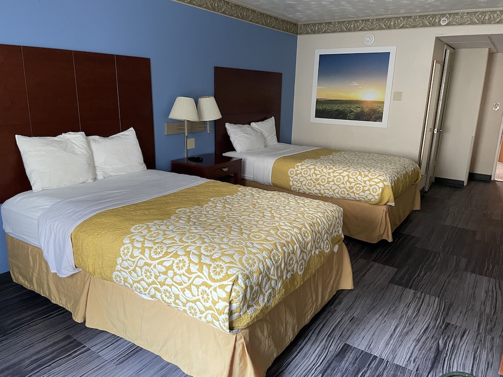 The Royal Inn & Suites - photo 4