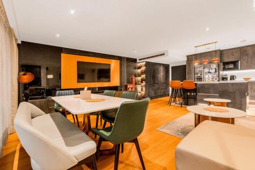 Upscale 3BR Apt w balcony 3min railway station — 4-Star Luxury Hotel in London, United Kingdom