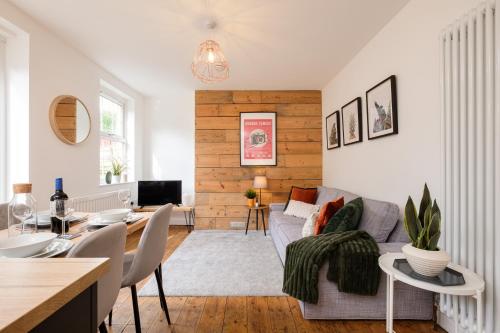 Long Stays 4Bed 2Bath Parking By FabAccommodation in Bristol, United Kingdom