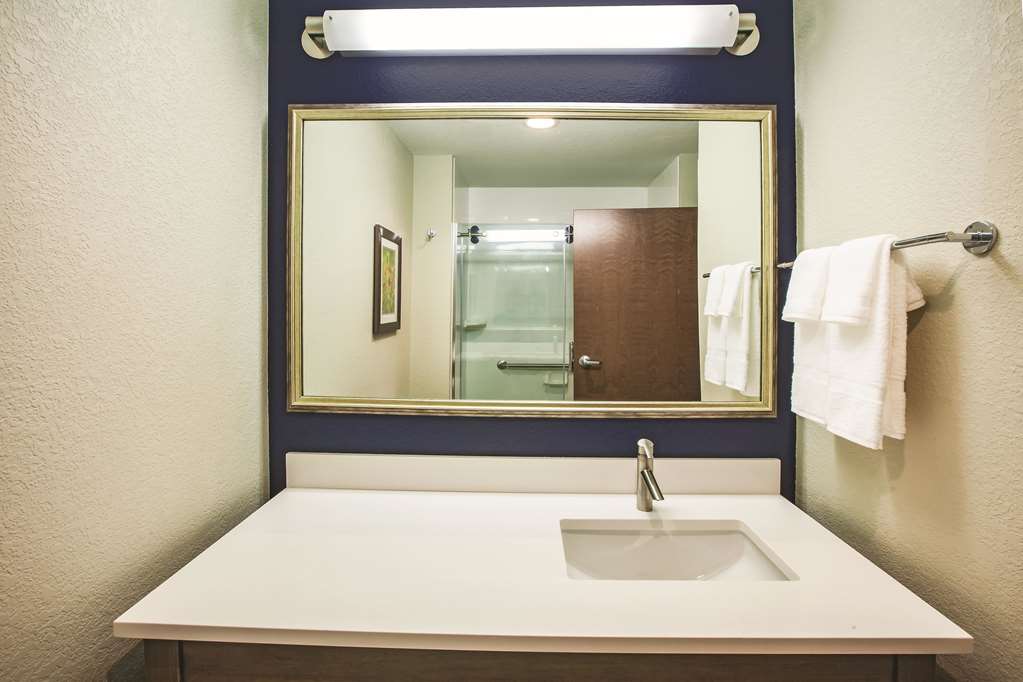 La Quinta Inn & Suites by Wyndham Wichita Northeast - photo 9