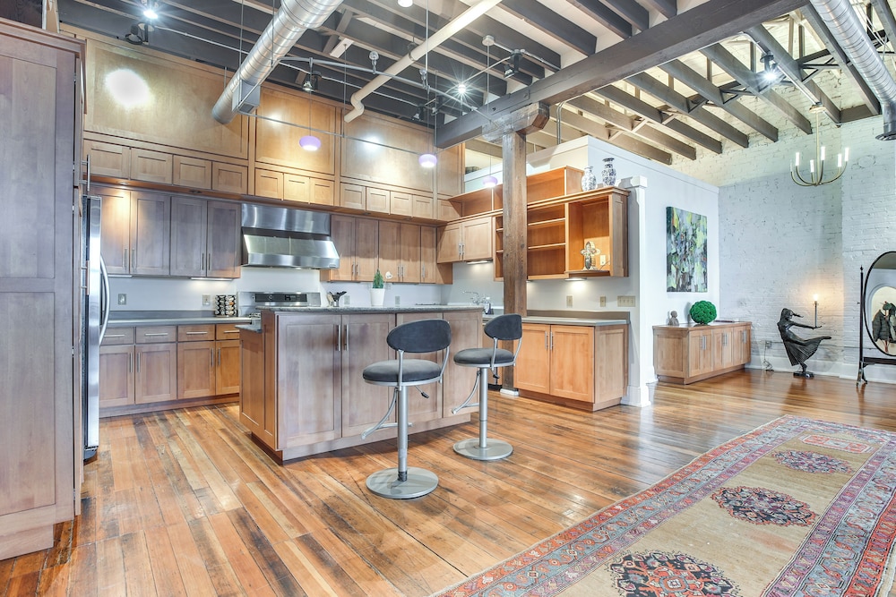 1 Mi to Wittenberg: Eclectic Loft w Parking — 4-Star Luxury Hotel in Springfield, United States