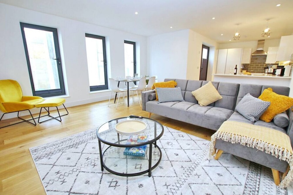 Modern Apartment for Contractors & Small Groups by Stones Throw Apartments Free Parking Sea View — 4-Star Luxury Hotel in Worthing, United Kingdom
