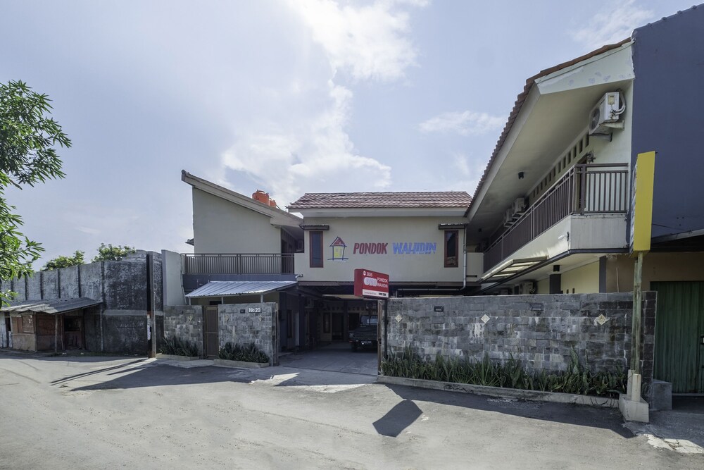OYO 2025 Pondok Wahidin in Cirebon, Indonesia