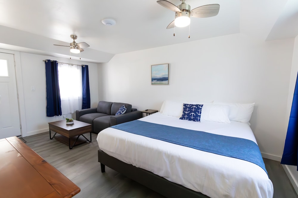 Anchor Bay Inn and Suites - photo 8